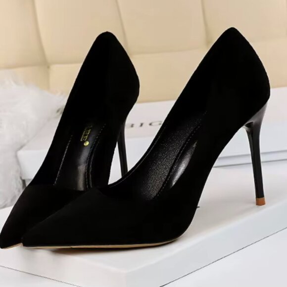 Black Pumps - BRAND NEW - Size 7.5 - Picture 3 of 6